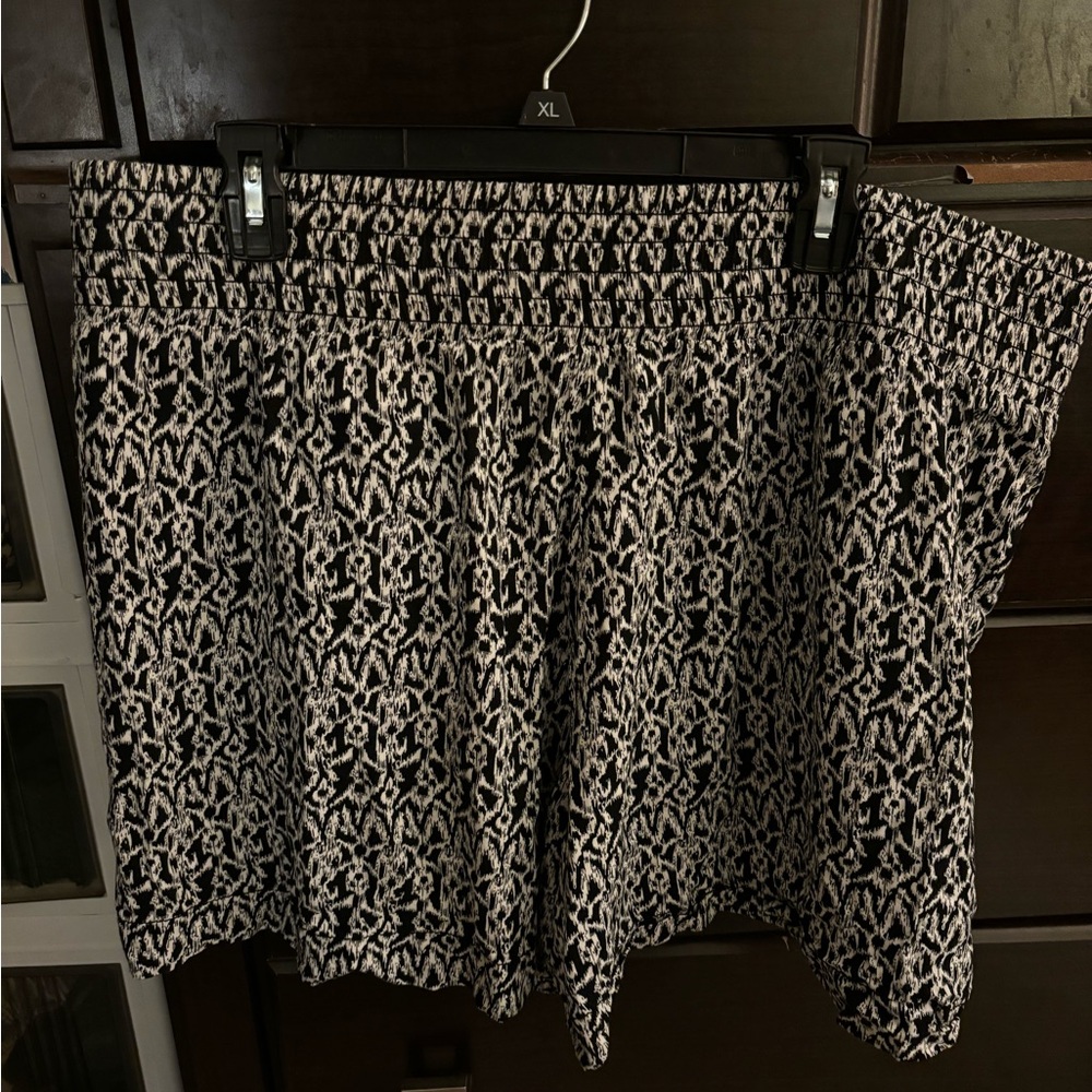 Lane Bryant Relaxed-Fit Shorts Size 18/20 Lightweight Stretch Black White Print
